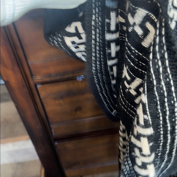 Chic Black & White Geometric Hooded Poncho (Size S/M) - Picture 3 of 9